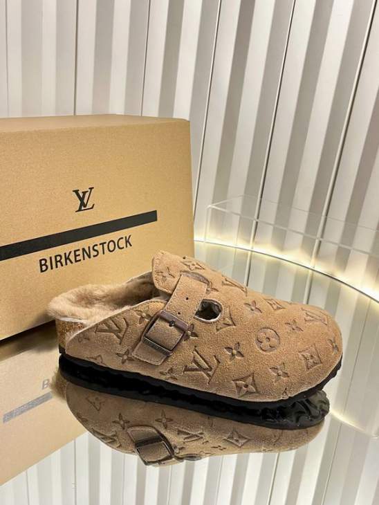 Picture of Louis Vuitton Slippers _SKULVsz35-46mnq11021080